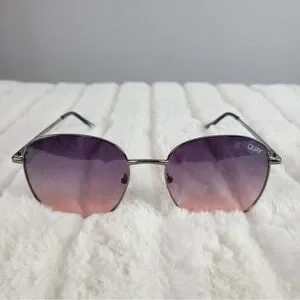 Quay Australia - Jezabell Sunglasses in Gunmetal/ Navy to Peach Lens new in case Quay Australia | Accessories | Quay Australia Jezabell  main image 3